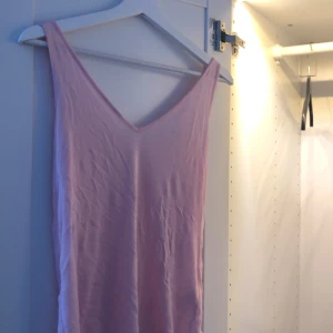 Ljusrosa linne - Luftigt och somrigt ljusrosa linne från & Other stories. Har använts över bikinin med ett par shorts för att det är så luftigt och det känns som att man knappt har något på. Säljer för att jag rensar garderoben och har för många linnen. 🌟 