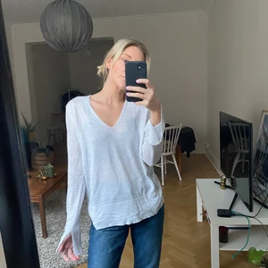 Tunnstickad tröja från Zara - Tunn stickad tröja från Zara, slits i ärmarna och på sidorna. Riktigt skön! Storlek M, 80kr inklusive frakt. 