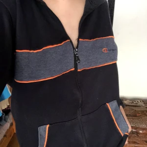 Champion kofta - Snygg kofta, köpt secondhand. Passar stl S/M. Buda i kommentarerna, frakt ingår🧡🖤