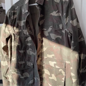 Jacka med militärmönster! - En jättefin jacka i militärmönster. Använd 2 gånger! Lite oversized men går att spänna i midjan!
