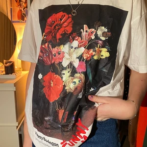 T-shirt - T-shirt med tryck från Zara. Inköpt för ca 2 år sedan, använd ett fåtal gånger så den är i väldigt bra skick!