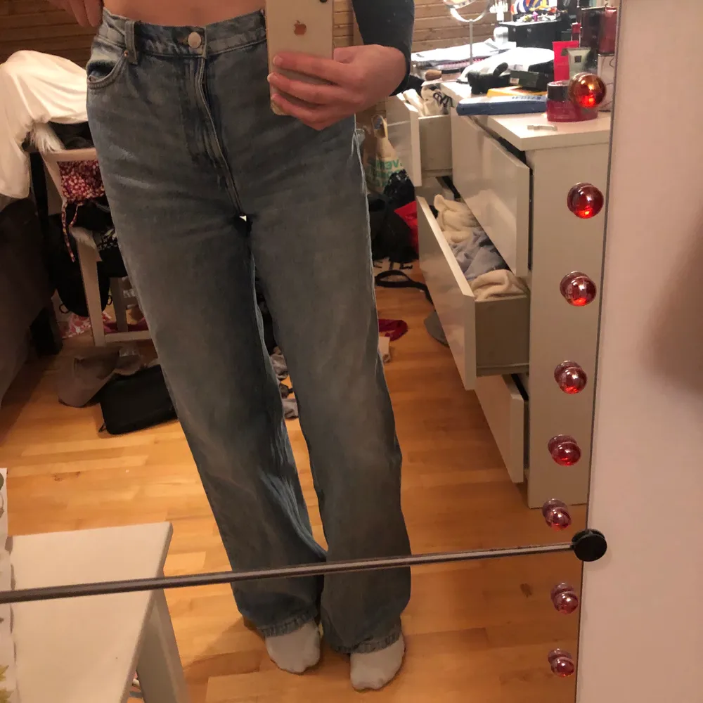 Perfekta vida jeans från Monki i modellen Yoko! Väldigr bra skick, men de kommer inte till användning då de är för stora i midjan och aningen för långa. Pris kan alltid diskuteras . Jeans & Byxor.