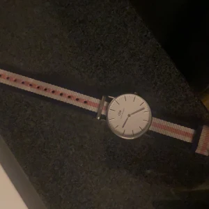 Äkta Daniel Wellington klocka  - Säljer min jättefina Daniel Wellington klocka i modellen Classic Southampton som är i silver. Den är endast använd ett fåtal gånger och i jätte fint skick. Lyser man med blixt eller starkt ljus kan det se ut som lite repor om man kollar noga men det är inget som syns !! Den är i toppskick skulle jag säga. Säljer pga att den ej kommer till använding och har inte gjort på ca 3 år. Priset kan diskuteras 