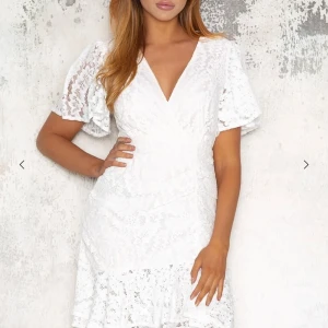 Krämvit studentklänning - Ljuset ger färgen orättvisa!!!! En så fin grädd/krämvit studentklänning. För stor för mig därför säljer jag den!