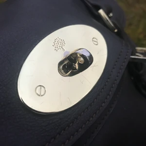 Skit snygg väska  - I äkta skinn. Super fräsch, Får plats med mycket i.