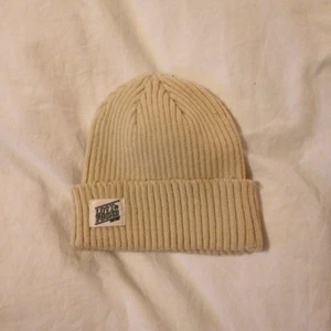  - Beige beanie, bara använd någon gång. Passar som small men är ganska töjbar också om man har lite större huvud. 