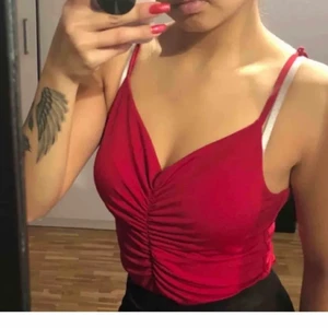 Body  - vinröd body , storlek S , säljer för 90kr + frakt 48kr  