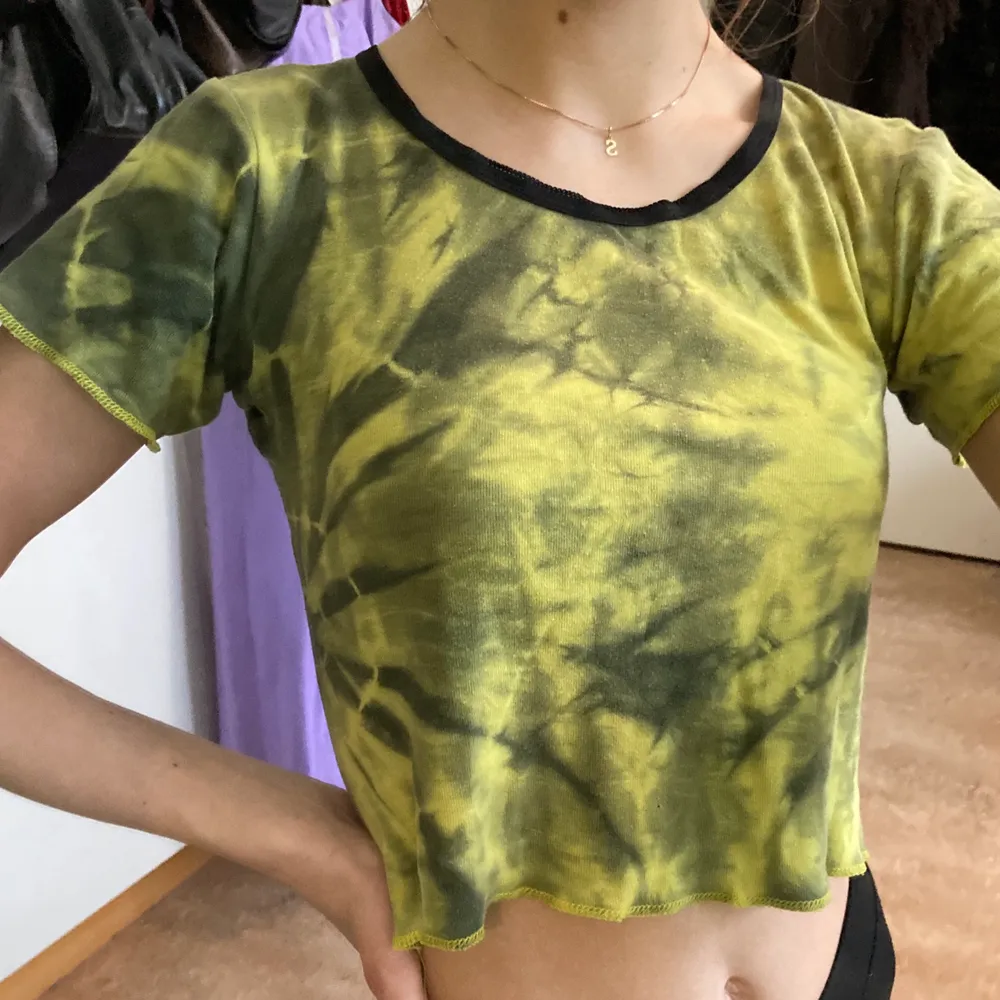 En grön/gul spräcklig t-short som är lite croppad i modellen!. T-shirts.