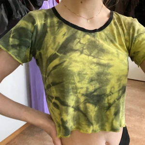 Grön/gul t-shirt  - En grön/gul spräcklig t-short som är lite croppad i modellen!