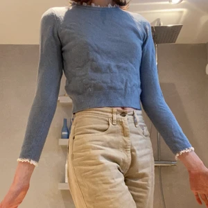 Zara tjocktröja - Snygg ljusblå minitröja från Zara, använd endast ett fåtal gånger. Mycket mysig och fin, den är i perfekt skick. Säljer då jag inte riktigt får användning av den eftersom den inte är min stil längre. Köptes för ca 300kr, som sista exemplar och därför säljs den inte i butik eller online längre. Om flera är intresserade blir det budgivning 🥰🥰 Om ni har några frågor eller vill ha fler bilder kan ni mer än gärna kontakta mig💕