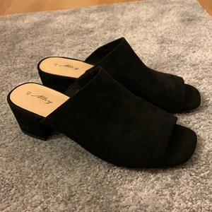 Skor - Säljer dessa skor med klack. Dom är helt oanvända och är i storlek 40. Köparen står för frakten🦋