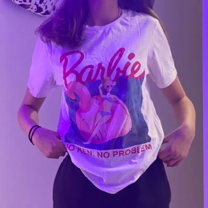 Supersöt Barbie T-shirt!! 💘 - Använda fåtals gången och är i superfint skick! Köpt på Ginatricot 2020 för 199kr 💘 Tjejen på bilden är XS/S och 170 cm lång! DM för frågor/Bilder! Kram <3