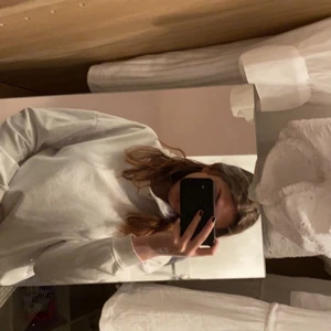 Vit hoodie - Vanlig vit hoodie jätte skön! Storlek S, säljer pg för kort i armarna för mig som är 175 lång.