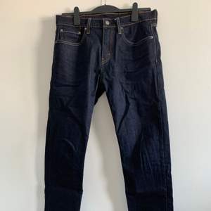 Mörkblåa Levi’s jeans storlek 31/32 använda fåtal gånger. Model 502