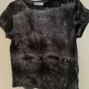 Tröja med batik mönster  - Säljer en tröja med batik mönster på. Storlek L. Färgerna är grå, svart och vit. Hör av vid intresse. Köparen står för frakten🥰💞