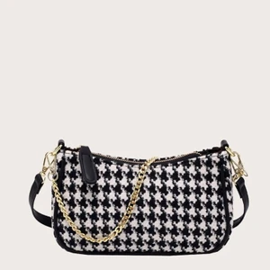 Axelremsväska  - Väska med hundtandmönster från Shein säljer den för 100kr 