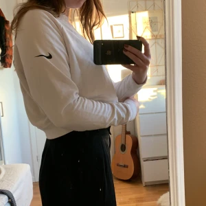 Vit niketröja - Vit snygg lite kortare niketröja 👍🏼👍🏼