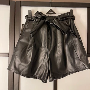 Läder shorts från NLY storlek XS - Inte använt, bara testat när jag fick hem plagget.