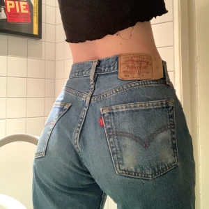 Levis 501 - Skitsnygga Levis jeans i 501 modellen! Står W29 och L34. Skulle mer säga 32/30 i längden och att dem passar en 25/26. Beror på hur man vill att dem ska sitta men jag är en 25a! 