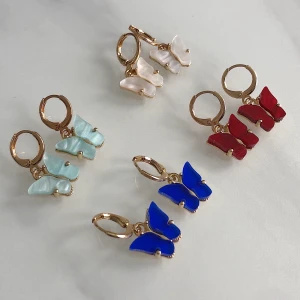 Örhängen - Säljer örhängen med motiv av fjärilar för 10kr/styck+ frakt 12kr, därav 22kr paret!🥰🦋 Tar swish.                  ❗️De vita, ljusblåa och röda är sålda❗️