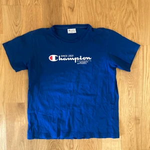 Champion t-shirt i fint skick  - Mörkblå T-shirt från champion i fint skick. Storlek 167 eller junior XL. passar en S-M. 