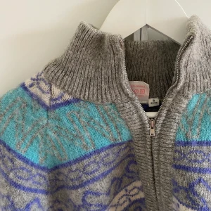 Tjocktröja  - Så cool tjocktröja, storlek S. Hör av er om ni har några frågor ☀️ budgivning i kommentarerna, avslutas tisdag kväll (26/1). Alla bud är +70kr i frakt 