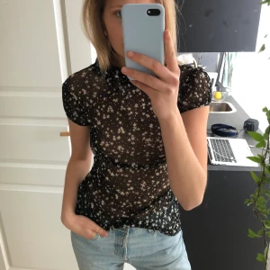 Festtopp - Säljer denna balla mesh tröjor med stjärnor, från Zara! Perfekt till fest eller att ha under en tröja så att de sticker fram lite detaljer, passar mellan xs och m⭐️💫 