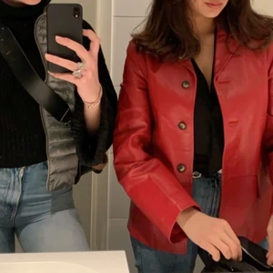 Röd skinnjacka  - Köpt i en second hand butik för 600kr! Jätte fräsch och fin. Kommer inte så mycket till användning därför jag säljer den ❤️