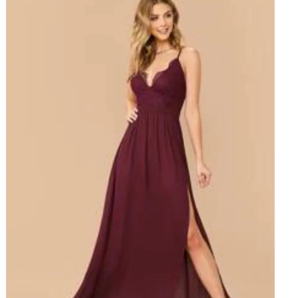 Det är storlek S, rödvin klänning med en öppning vid ena benet. Endast öppnat ej använt eller testat. Pris diskuteras vid snabb köp. Klänningar.