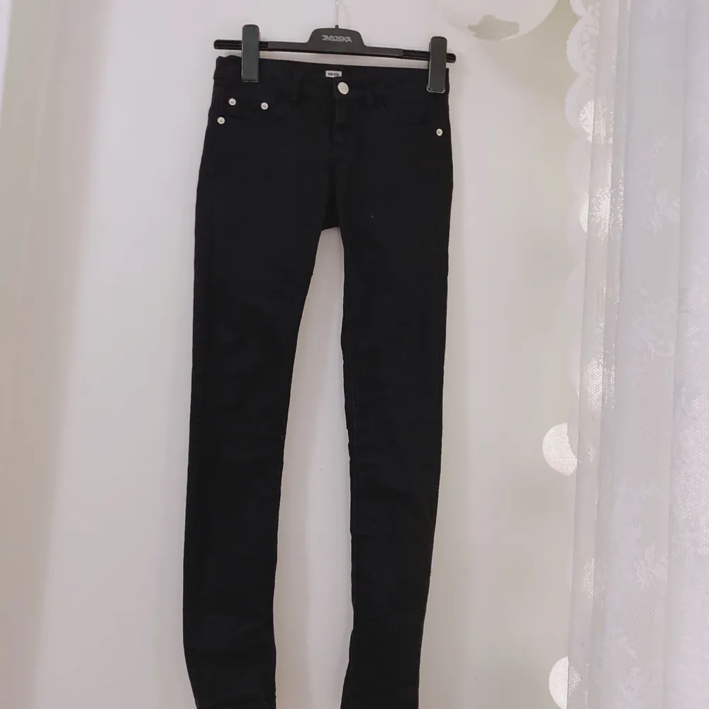 säljer dessa svarta tighta bikbok ”jeans” (ej jeans-material dock) då de börjar bli för små 🥺 de är i storlek XS, och supersköna! är ca 160cm och har vikt upp de på bilden. 🌸 frakt tillkommmer! budning vid flera intresserade! kontakta vid frågor! 💌 . Jeans & Byxor.