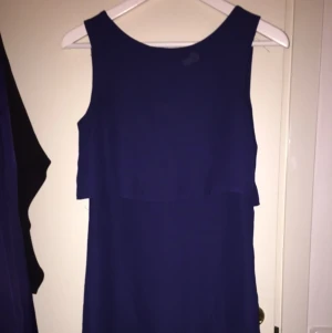  - Superfin marinblå tight klänning
Sträcker sig över knäna. 