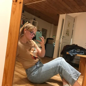 Jeans Carin Wester  - Superfina ankellånga jeans från Carin Wester! ✨ Endast använd ett par gånger men tyvärr för stora för mig! Stl 44 men skulle nog säga att det är närmare en storlek 42! Stretchiga! Sista bilden visar längden på mig (är 180 cm men inte så långa ben) 🌼