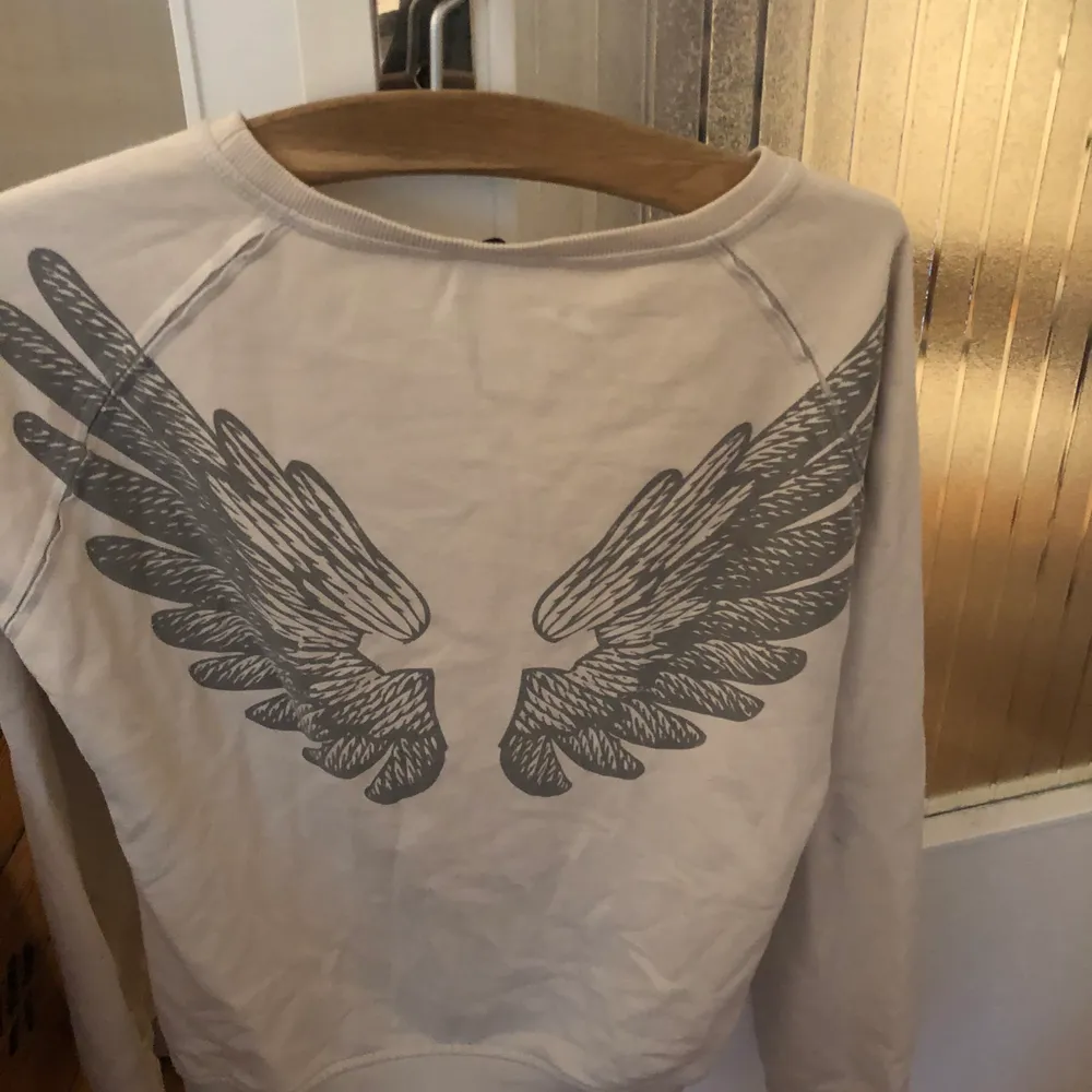 Off white tröja med vingar på ryggen str S XS . Tröjor & Koftor.