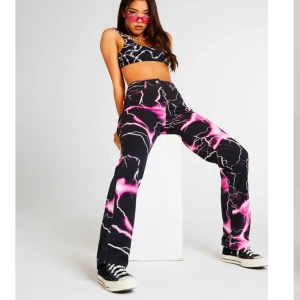 Jeans - Jeans från JadedLondon. De är använda endast 1 gång men säljes för att jag inte är bekväm i mönstret. Storlek 28W vilket jag skulle säga är som M. Nypris: 760kr. Säljes för 500kr + frakt!