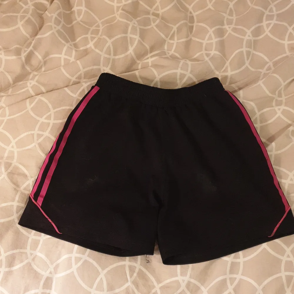 Svart tränings shorts med rosa linjer längs höfterna. Snörning i midjan💖. Shorts.