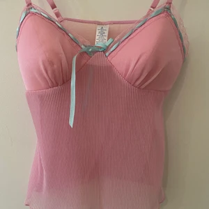 Jätte sött rosa linne! - Super gullig rosa lime med blått snöre! Super trendig nu och kan stilas på massa olika sätt! Storlek small men jag är en xs och den passar perfekt!Messa innan du köper.