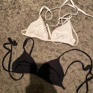 Storlek S  - Två bikini toppar. Aldrig använda. Man knyter banden själv som man vill ha dom😊 ingen vaddering och inte genomskinliga