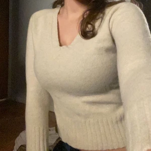 Beige/vit ulltröja - Mysig och fin stickad ulltröja från SIS. Har en liten reva som jag sytt igen, men syns inte när man har på sig den🌸