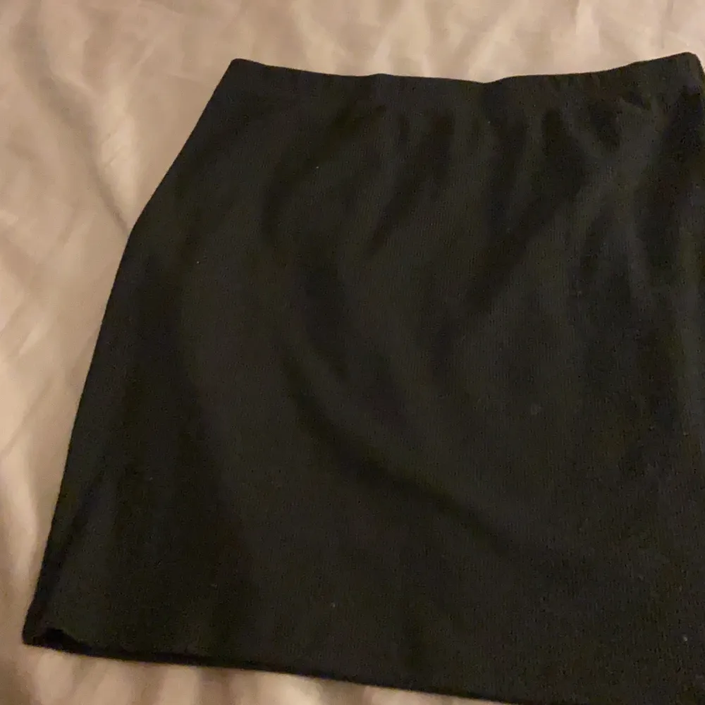 Säljer denna svarta ribbade kjolen jag köpte förra sommaren. Den är i nyskick & har jätte bra passform😊 storlek S. Kjolar.