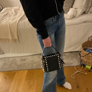 Väska från zara - Super duper cool väska (slutsåld på hemsidan och i butik) från zara. Buda från 180kr i kommentarerna. Budgivningen avsluts 31/1❤️Ledande bud: 405kr. 