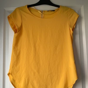 Gul blus  - En fin kortärmad gul blus med dragkedja baktill! En väldigt fin stilren blus som passar till det mesta! Hör av er vid frågor eller fler bilder✨
