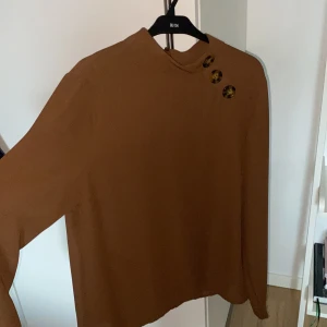 Gina blus  - Oandvänd blus ifrån Gina tricot, helt oandvänd 🧸🧸