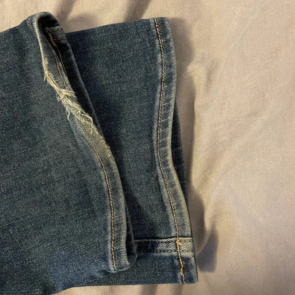 Säljer dessa snygga och sparsamt använda bootcut jeans från crocker, som ni ser är dom lite slitna längst ner men det är inget som syns när dem är på💕. Jeans & Byxor.