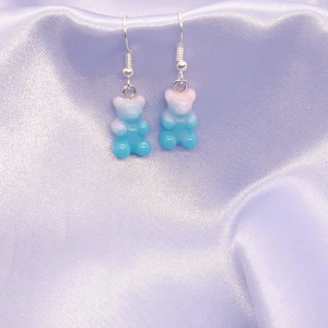 Gummi björn nickelfritt örhänge 🐵 - Nickelfritt tvåfärgad gummi björn örhänge. Finns i rosa & blå, mörk lila & ljus lila,  gul & grön. Kosta 30kr/par. Frakt är 12kr. Skicka alltid bild på paketet direkt efter betalning/ packaging och innan postning. 