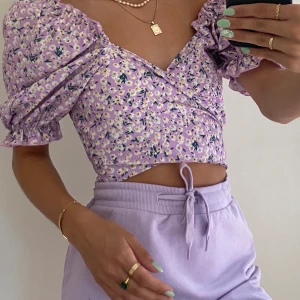 Lila sommarkjol - Kanske är det perfekta sommarkjolen, perfekta golfkjolen eller bara när du vill ha en lila kjol. Väldigt trendig kjol som också är SKÖN! Storlek S. Frakt 20kr