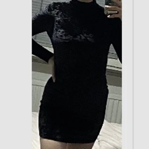 En svart fin klänning i sl s passar xs med för den är tajt och Stretchit material från gina tricot  -  svart fin klänning i storlek s passar xs med för den är tajt och Stretchit material från Gina rätt så fin använde den 2 gånger sen slutade den passa mig riktigt. Priset ingår frakten💕