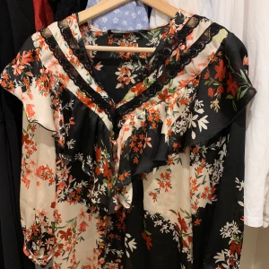 Zara topp  - Fin och ny topp från Zara. Passar både i vardag och på fest. 