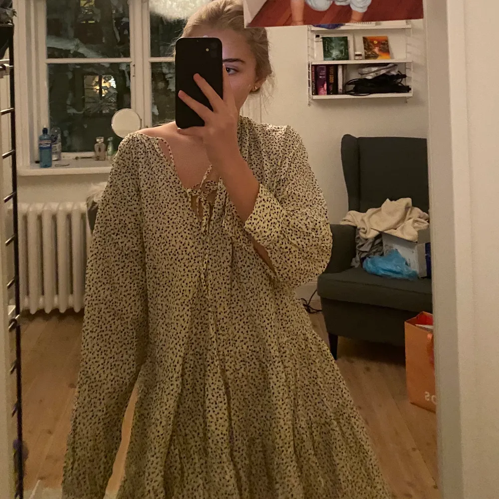 Säljer min fina fina klänning från Arket. Helt oanvänd och det är därför säljs den. Köpt för ca 800kr på Arket i Stockholm. Köpare står för frakt. Klänningar.