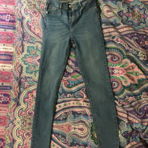 Molly highwaist jeans - Molly high waist jeans budgivning från 100kr😁Betalning sker via Swish eller kontant. Skriv via Plick dm. Om jag ska skicka kostar frakt 66kr. Budgivning sker i kommentarerna. Använder Plick SafePay.