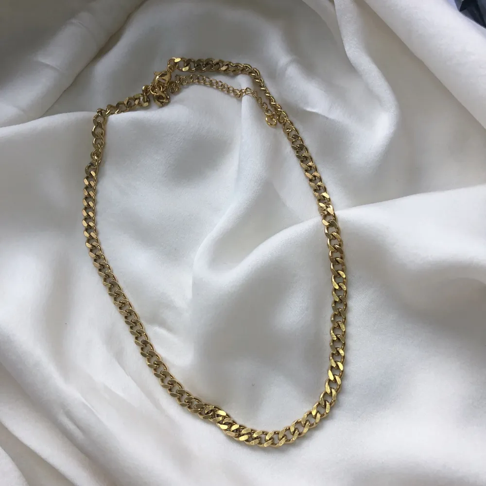 Ett snyggt stilrent kedjehalsband i rostfritt stål. Finns i både guld och silver på lovinas.quickbutick.com, länk Finn på Instagram @lovinas_verkstad💗. Accessoarer.